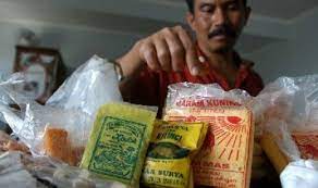 Pewarna cenderung kuat merubah penampilan bahan makanan yang bahkan tidak memiliki warna kuning meski sepintas terlihat alamiah, zat ini sangat berbahaya untuk kesehatan karena dapat. Waspada Ada Makanan Mengandung Bahan Pewarna Tekstil Republika Online