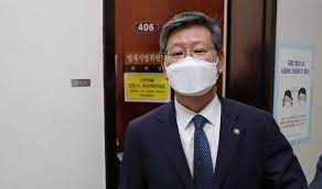1991년 사법시험에 합격해 사법연수원을 23기로 수료했다. ì´ìš©êµ¬ ë²•ë¬´ì°¨ê´€ å‰ìž¥ê´€ì— ì‚¬ë¬´ì‹¤ ë¬´ìƒ ì œê³µ ë…¼ëž€ í™•ì‚° í•œê²½ë‹·ì»´