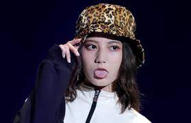 小坂菜緒 17歳になったばかりとは思えぬ堂々たるランウェイ舌出し 舌フェチちゃんねる 2021 小坂菜緒 小坂 舌フェチ
