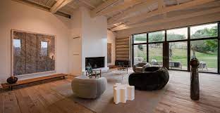 Una Casa Colonica Arredata Con Un Minimalismo Sobrio E Ricercato Casa Rustica Architettura Salotti Eleganti