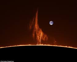 Atmosfer merupakan lapisan udara (gas) yang menyelimuti planet termasuk planet bumi. Langka Foto Detail Permukaan Matahari