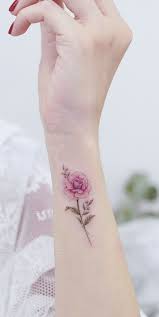 Here are a few yellow rose tattoos we have seen across the internet 30 Tattoos Mit Feinen Linien Zum Inspirieren Rose Tattoos For Women Tattoos Rose Tattoos