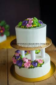 Jom cuci mata tengok kek kahwin yang ditempah oleh sorang ustazah untuk majlis perkahwinan adik perempuan beliau. Kek Kahwin Dua Tingkat Prettysmallbakery