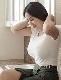 Dijuluki sebagai tante pemersatu bangsa, ernie nyantai saja. Ucapkan Lebaran Pose Tante Ernie Judojono Di Dapur Jadi Sorotan Warganet