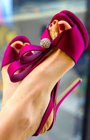 Con tacco 12 o tacco più comodo, le scarpe da sposa alte sono necessarie per slanciare la figura se sei bassa ma sono fondamentali per indossare un si possono indossare con abiti con gonna ampia o vestiti da sposa dalla linea più aderente. Scarpe Da Sposa Colorate Originali Particolari I Modelli Da Sogno Scarpe Scarpe Da Sposa Colorate Scarpe Da Sposa
