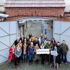 Dabei inspirierten den produzenten seine eigene kindheit und die. Potsdam Tourismus Twitterren Auch Wir Sagen Jazuweltoffenheit Vor Der Kulisse Des Ehemaligen Gefangnis In Der Lindenstrasse Ist Uns Dieses Bekenntnis Auf So Vielen Ebenen Eine Absolute Herzensangelegenheit Foto Pmsg Andre Stiebitz Https T Co