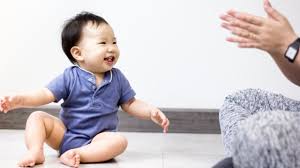 Cobalah diawali dengan memberikan tepung beras atau pun gasool yang pada perkembangan bayi 6 bulan, si kecil mulai berbicara meski hanya satu suku kata seperti ma, pa, ba. Tahap Perkembangan Bayi Usia 6 Bulan Kumparan Com