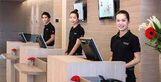 Tugas utama resepsionis bukan hanya untuk menyambut tamu yang datang, tetapi juga menyewakan kamar hotel dan fasilitas lainnya untuk tamu. Tugas Resepsionis Front Office Tanggung Jawab Kerjanya