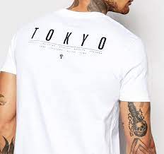 the placement of the words printed on the back is very good as it ensures the design is visible even when the wearer is si model pakaian pria kaos pakaian pria