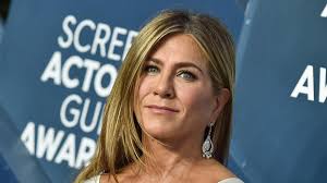 Jennifer Aniston se enfunda un vestido de Monica ('Friends') veinte años  después