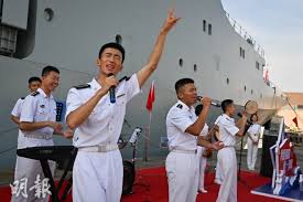 逾百市民一早排隊參觀戚繼光艦及沂蒙山艦海軍樂隊唱《海闊天空 ...