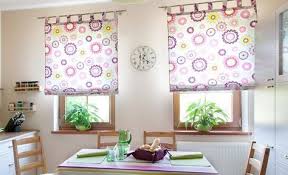 Rideaux De Cuisine Enrouleurs En Blanc A Motifs Floraux Rose Et Lilas Rideaux Cuisine Moderne Rideaux Cuisine Rideaux
