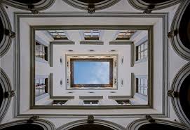 Palazzo Gondi Florence Italy Designed In 1489 By Architect Giuliano Da Sangallo The Courtyard Looking Up Perspectivas Arquitectura Arquitectura Geometria