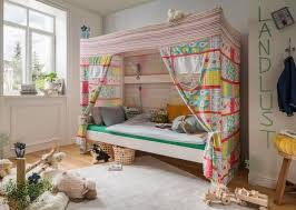Welches kleine mädchen träumt nicht insgeheim davon, in einem himmelbett schlafen zu dürfen? Himmelbett Kinder Madchen Jungen Kinderzimmer Einrichtungsideen Schlafen Zelt Himmelbett Kind Himmelbett Kinderbett Holz