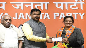 Sasikala pushpa threatens to contest for aiadmk top post. Expelled Aiadmk Mp Sasikala Pushpa Joins Bjp