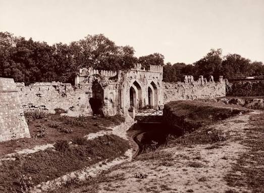 Kashmiri Gate, Delhi, bearing the scars of the 1857 War of Independence. Photograph by H. A. Mirza, c. 1910. The battered masonry stands as a silent witness to one of the defining
