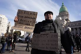Jubilados y otras agrupaciones volvieron a marchar a Plaza de Mayo: hubo  incidentes con la policía - Infobae