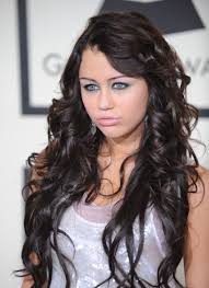 20 Most Trendy Hairstyles For Women Over 40 To Look Younger Pouted Com In 2020 Womens Hairstyles Miley Cyrus Long Hair Hair Styles