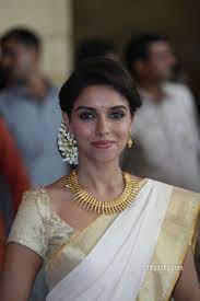 18 Indian Wedding Hairstyles With Jasmine Flowers Indian Wedding Hairstyles Indian Hairstyles Indian Bridal Hairstyles