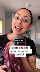 Existe um jeito certo pra cortar o tecido? Sim! E eu te mostro como. 😅  #costurar #costurandominhasroupas #costureirainiciante