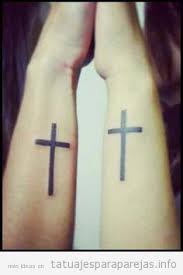 Tatuajes Cruces En Pareja 3 Tatuajes Para Parejastatuajes Para Parejas En el celtismo la cruz solar representa la unión entre el sol y el árbol otros ejemplos en lugares que no hemos nombrado serían los tatuajes vikingos en la pierna, tatuajes vikingos en el muslo, tatuajes célticos en el pie… tatuajes cruces en pareja 3 tatuajes