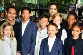 Voight), ранее джоли питт (англ. Angelina Jolie Says Her Children Laugh At Her On The Red Carpet