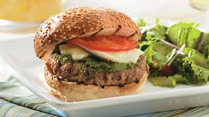 Burger De Veau De Lait Du Quebec Au Pesto Et Au Brie Recipe How To Cook Burgers Burgers Sandwiches Burger