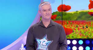 Quotidiennement, au cours de trois manches (le coup d'envoi, le coup par coup ainsi que le coup de maître) de questions de culture populaire, trois nouveaux candidats affrontent le maître de midi déjà en place. Avis Depart Eric Le Breton Les 12 Coups De Midi Eric Est Elimine Le 19 06 2020 Les 12 Coups De Midi Nouveautes Tele Com