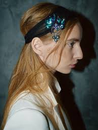 Брошь ВИНОГРАД идеально сочетает в себе красоту природы, уникальный дизайн  и тонкую ювелирную работу. Брошь выполнена из белого золота, витражной  эмали, с необлагороженным танзанитом, таитянским жемчугом и бриллиантами.  Brooch GRAPES has a