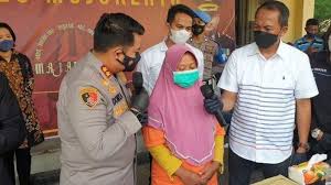 Semoga dengan adanya rangkuman ini bisa menjawab rasa pesaran sobat semua mengenai arisan sudah. Pengakuan Tarmiati Bandar Arisan Yang Tilap Uang Emak Emak Rp 1 Miliar Untuk Bangun Rumah Mewah Tribunnews Com Mobile