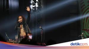 Berikut cuplikan teks lagunya dengarkanlah hatiku mulai bicara tentang gentingnya …. Lirik Dan Chord Terbunuh Sepi Dari Slank