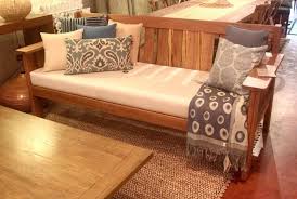 Kursi tamu berbahan kayu jati ini memiliki pahatan model floral pada sandaran tangan dan punggungnya. Harga Kerusi Kayu Ruang Tamu Inspirasi Dekorasi Rumah