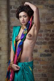 Indian solo girl sets her small tits free while wearing a wrap - Tutte le  foto