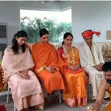 Unseen Picture Of Deepika Padukone With Her Parents During Nandi Puja Is True Personification Of Pure Love Hungryboo Deepika Padukone Style Deepika Padukone Bollywood Wedding
