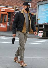 A big part in that are his roles in movies like. Fashion Trend Bradley Cooper Tragt Gleich Zwei Jacken Auf Einmal