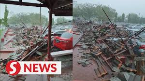 ~ double storey house ~ 2 rooms available ~ move in condition ( wardrobe , bed ) ~ prefer female only. Strong Wind Causes Walkway Roof To Collapse At Teluk Intan Hospital 15 Cars Damaged Youtube