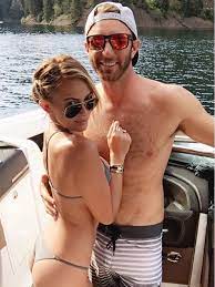 Paulina gretzky celebrated her 32nd birthday in the bahamas this past weekend and she did so with a custom metal sequin dress if you want to call it that, thingy. Paulina Gretzky Shows Off Stunning Figure In Tight And Bright Dress While Celebrating 32nd Birthday
