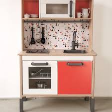 Si vous vous demandez comment font les designers chez ikea pour trouver les noms de leurs meubles, ne cherchez plus : Les Meilleurs Relooking De La Cuisine Enfant D Ikea Club Mamans Ikea Ikea Cuisine Jeu Cuisinette Ikea