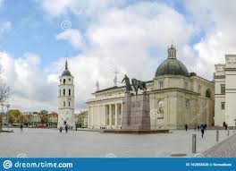 Ladislaus, liegt am kathedralenplatz in der altstadt von vilnius. Der Domplatz In Vilnius Mit Glockenturm Vor Der Neoklassizistischen Kathedrale Von Vilnius Redaktionelles Stockfoto Bild Von Anziehung Quadrat 162858528