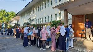 Hasil pada penelitian ini diketahui menghasilkan lima faktor pendukung keputusan siswa mendaftar di sma bpi 1 bandung diperoleh dari analisis faktor. Orang Tua Harus Bolak Balik Daftarkan Anak Ke Sma 2 Bandung