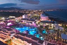 Situato a playa d'en bossa, a 2 km dalla spiaggia di figueretes e a 300 metri dall'ushuaia ibiza, l'escondidos ibiza offre alloggi climatizzati con wifi gratuito, un giardino e una piscina all'aperto. Appartamenti Ibiza Lovers Benvenuti Welcome