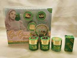 After cleansing with the soap, the toner helps get rid of the oil and dirt that is left within the nooks and crannies of your skin. A To Z Bd Com Glow Glowing Beauty Set 5 In 1 Skin Care Facebook