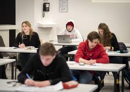 De middelbare scholen zijn nu gedeeltelijk open. Pyw939zsln J6m