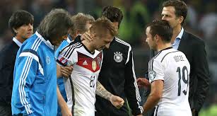 Reus ist so fit wie nie zuvor, hält selbst derbsten tritten stand und spielt einfach weiter. Marco Reus Out For A Month Bvb De
