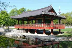 Die zwei pavillons aus koreanischem material stehen für fernöstliche philosophien. Stadtfuhrung Der Koreanische Garten Auf Den Spuren Von Buddhismus Taoismus