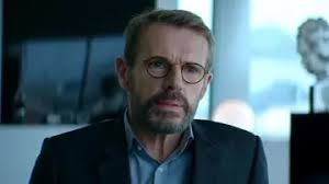 Les looks de la série La Maison : Lambert Wilson porte des lunettes de vue  noires pour interpréter Vincent Ledu dans la saison 1, épisode 1