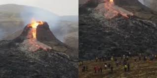 Beberapa letusan gunung berapi di indonesia, seperti gunung raung di bali dan gunung sinabung di sumatera utara dapat dikategorikan sebagai tipe strombolian yang mengeluarkan lava yang cair tipis, tekanan gas yang sedang, material padat, gas, serta cairan. Viral Gunung Meletus Sampai Keluarkan Lahar Panas Malah Jadi Objek Wisata Dadakan Merdeka Com