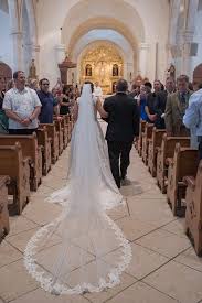 Veil Or No Veil Are You A Traditional Bride Who Is Planning On Wearing A Veil On You Wedding Dresses Lace San Antonio Wedding Photographer Traditional Bride