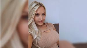 Watch gallagher's exclusive interview with our mola tv presenter ! Sportmob Facts About Emma Louise Jones Leeds United Tv Presenter