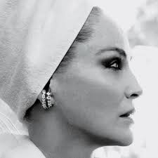 Полное имя — шэрон вонн стоун (sharon vonne stone). Sharon Stone Beauty Photos Trends News Allure